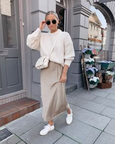 Modest Fall Outfits, Rok Outfit, Winter Lookbook, Trendy Fall Outfits, Neutral Outfit, Trendy Fall, Neutral Fashion, Woman Standing, Mode Inspo