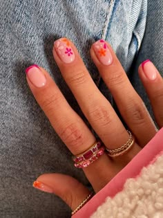 simple hot pink French tips with flowers Short Gel Nails, Simple Gel Nails, Summery Nails, Cute Gel Nails, Short Acrylic Nails Designs, Short Nail Designs, Floral Nails, Short Acrylic Nails, Nail Arts