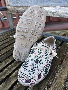 The Roper™ Chillin Aztec driving moc shoes have a lightweight fabric construction that is ideal for casual Fridays and relaxed weekend events. Lightweight textile upper with a colorful Aztec pattern. Easy slip-on shoe with lacing accents. Breathable textile lining. Lightly cushioned textile insole provides both comfort and underfoot support. Durable rubber outsole.