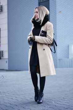 Looking for some winter outfit ideas? Here you have 24+ outfit ideas for this winter. Follow @omgoutfit for more fashion trends. 2015 Outfits, Woman Walking, Stylish Winter Outfits, Beige Coat, Mode Casual, Black Scarf, Winter Outfits For Work, Mode Inspo, Winter Mode