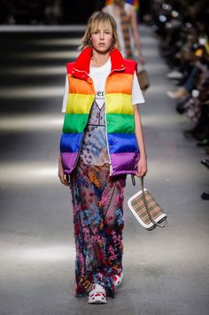 Burberry sta con il movimento LGBTQ+, fallo anche tu con la capsule esclusiva arcobaleno- CosmopolitanIT Color Architecture, Sing Street, Rainbow Clothes, Runway Inspiration, Pride Festival, London Fashion Weeks, Christopher Bailey, Fashion Week 2018