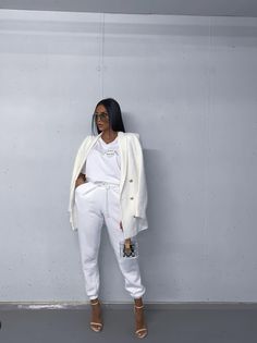 White Sweatsuit Outfits Women, White Style Outfit, All White Outfit Ideas, White Trousers Outfit, Style Outfit Aesthetic, Sporty Fits, Sweat Suits Outfits, Rich Aunt