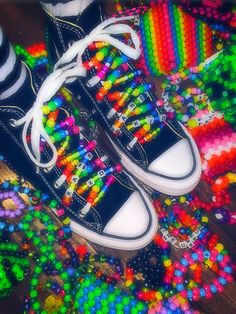 kandi kid scene beaded laces colorful Boty Converse, Scene Kandi, 2000s Scene, Diy Kandi Bracelets, Scene Aesthetic, Diy Kandi, Kandi Kid, Scene Core, Beaded Shoes