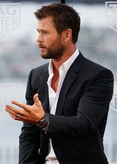 Chris Hemsworth Hair, Strong Woman Tattoos, Handsome Men Quotes, Handsome Style, Handsome Arab Men, Corte De Cabelo Masculino, Black Suit