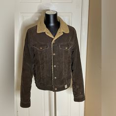 This Abercrombie & Fitch Jacket For Men Is A Perfect Addition To Your Wardrobe. The Outer Shell Is Made Of Cotton Corduroy, And The Jacket Features A Solid Brown Color With A Western And Ranch Touch. The Jacket Is Lined With Polyester Sherpa, Perfect For The Colder Seasons. It Has A Button Closure With Accents, Making It Suitable For Travel, Casual, And Workwear Occasions. The Bomber-Style Jacket Is Insulated With Polyester And Features A Vintage Y2k Look. The Jacket Is A Size L And Is Designed American Eagle Jacket, Corduroy Jacket Womens, Sherpa Lined Jacket, Trim Jacket, Bb Dakota, Corduroy Jacket, Sherpa Lined, American Vintage, Abercrombie Fitch