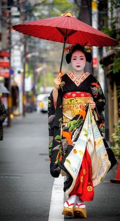 Romanian Clothing, Japanese Costume, Kimono Japan, Mexican Outfit, Traditional Kimono, Asian Culture, Japanese Geisha, Boy George