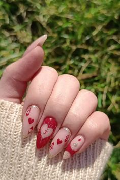 valentine red nails with hearts on them Halloween Nails Queen Of Hearts, Dramatic Valentines Nails, King Of Hearts Nails, Casino Theme Nails Las Vegas, Ace Of Spades Nail Design, Chappell Roan Inspired Nails, Joker Nails Acrylic