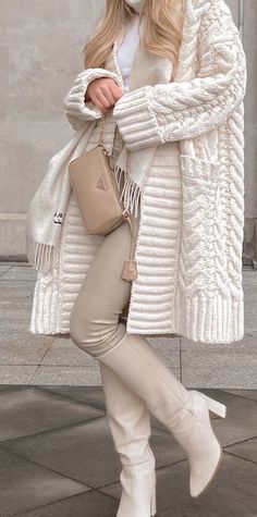 Ladies Winter Jackets, Ladies Fashion Dresses, Winter Fashion Outfits Casual, Trendy Fall Outfits, White Boots, Fall Fashion Trends, Look Casual, Mode Inspiration, Winter Fashion Outfits