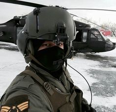 Turkish helicopter pilot with blackhawk Hakkari/Daglica Special Forces Army, Pilot Helmet, Highest Version, Funny Pilot, Helicopter Pilot, Military Aesthetic, Image Moto, Pak Army, Helicopter Pilots