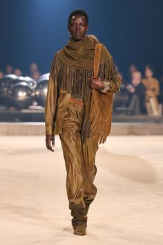 Isabel Marant Fall 2024 Ready-to-Wear Isabel Marant Style, Trendy Fall Fashion, Runway Makeup, Estilo Hippie, Moda Paris, Short Denim, Dolly Parton