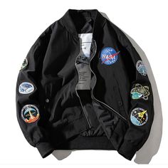 Veste d'aviateur de la NASA   Présentation de la veste Aviator de la NASA ! Cette veste est un classique culte et vous la voudrez sûrement dans votre garde-robe. C'est une veste super confortable en polyester et incroyablement à la mode. Parfait pour ajouter à n’importe quel look street style de votre choix. Cette veste est parfaite pour les hommes qui exhibent leur butin et est un incontournable pour sortir de la maison !   détails du produit      Cherchez-vous quelque chose pour vous démarquer de la foule ? Si c'est le cas, ces parkas sont parfaites pour vous ! Ils sont lumineux, colorés et originaux .   Non seulement ils sont beaux, mais ils sont aussi super confortables ! Une excellente façon de rester au chaud tout l’automne et l’hiver. Ils sont fabriqués à partir d’un mélange de cot Baseball Jacket Men, Sukajan Jacket, Egirl Outfits, Colorful Sneakers, Pilot Jacket, Flight Suit, Patchwork Jacket, Aviator Jackets, Flight Jacket