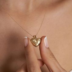 What could be more special than giving the gift of love? With this beautiful heart necklace, you can show your loved one how much you care. Perfect for anniversaries, birthdays, Valentine's Day, or just because, this necklace is sure to touch her heart. 14K Gold 3D Puffy Heart Necklace, Minimalist Heart Pendant Necklace, Real Gold Mini 3D Heart Pendant, Puffed Heart Necklace, Gift for Her -- ⋆ This product is designed with Runda's fine handcrafting with sustainable methods. ⋆ Express-insured shi Unique Pendant Necklace Gold, Stars Minimalist, Puffed Heart Necklace, Necklace Real Gold, Puffy Heart Necklace, Necklaces Heart, Heart Charm Necklace, 3d Heart, Puffed Heart