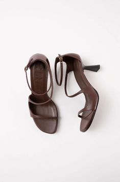 Highlightschocolate browncalf leathersmooth grainround open toesingle toe strapthin strapsbranded leather insole70mm mid sculpted heelleather outsoleside buckle fasteningGender: WomenMaterial: LEATHERColor: BrownMade in: ImportedProduct ID: DAKOTA Dark Brown DARK BROWN*Import tax/duty will be calculated at checkout (If applicable) Elegant Shoes Heels, Sandal Platform, The 2000s, Brown Leather Sandals, Elegant Shoes, Boot Pumps, Sandals For Sale, Dark Brown Leather, Leather Top