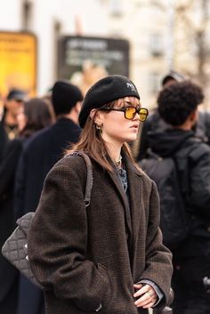 Street Style Glasses, Kangol Street Style, Outfits With Panama Hats, Chic Hat Outfits, How To Style Caps Women, Kangol Hats Outfit, Photographer Style Outfits