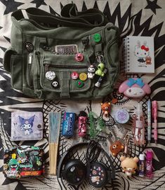 School Messenger Bag Aesthetic, Messenger Bag Decorating Ideas, Decorating My Messenger Bag, Writers Bag Essentials, Grunge Trinkets, Handbag Decoration Ideas, Grunge Whats In My Bag, What’s In My Bag Grunge, Messenger Bag Tour