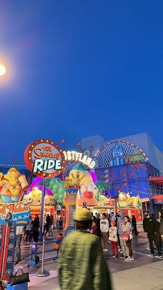 theme park, night, aesthetic, universal studios, hollywood, led lights, blurrt, glow, boy, outfit, green, red, yellow, simpsons Park Night Aesthetic, Disney Essentials, Park Pictures, Universal Studios Hollywood, Parc D'attraction