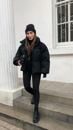 Padded Jacket Outfit, Puffer Jacket Outfit Aesthetic, Puffer Jacket Outfit Women, Puffer Jacket Outfit Black, All Black Winter Outfit, Black Puffer Jacket Outfit, Black Jacket Outfit, Japan Autumn, Winter Jacket Outfits