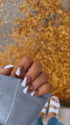 Acrylic Nails September Colors, Fall Nail Inspo 2022 Short, September Nails Designs Simple, Brown And White Fall Nails, Fall Season Nails Simple, Simple Acrylic Nails Fall, Short Acrylic Nail Ideas For Fall, Aesthetic Fall Nails Short, Western Fall Nail Ideas