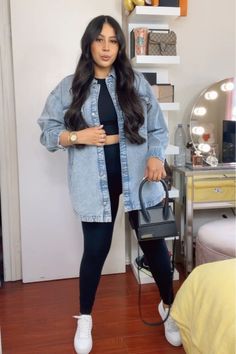 Oversized Demin Jacket Outfit Casual, Over Sized Denim Shirt, Oversized Blue Jean Jacket Outfits, Shacket Outfit Women Summer, Denim Shaket Outfits, Denim Shaket Jacket Outfit, Denim Shirt Jacket Outfit Women, How To Style Oversized Denim Shirt, Black Denim Shacket Outfit