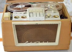 an old fashioned radio sitting on top of a table