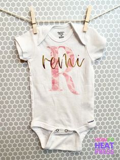 Baby Onesie Cricut Ideas, Baby Girl Cricut Ideas, Diy Baby Onesies Girl, Baby Girl Onesie Ideas, Cricut Baby Projects, Baby Onsies Ideas Girl, Baby Onesies Ideas