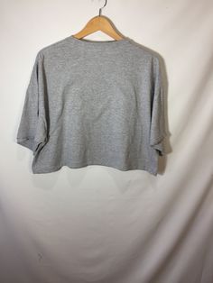 XL USA Athletic Dept. cropped t-shirt in gray. Oversized Cropped T-shirt, Oversized Cropped Cotton T-shirt, Oversized Short Sleeve Crop Top, Gray Boxy Fit Short Sleeve T-shirt, Basic Gray Crop Top For Spring, Gray Boxy Fit Top For Streetwear, Gray Oversized Short Sleeve Top, Casual Gray Crop Top, Oversized Cotton Crop Top