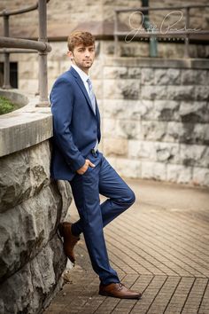 Men�’s Poses Standing, Photo Shoot Poses For Men In Suit, Guy Grad Pics, Graduation Pose For Men, Men’s Graduation Poses, Male Prom Poses, Graduation Pictures Guys, Graduation Photography Men, Prom Guys