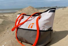 Sac de place en voile recyclée signé ATELIER OEST. Ce sac très léger sera un allié idéal pour vous accompagner à la plage ou lors de vos sorties. Il se ferme à l’aide d’une pression. Poche intérieure. Dimensions : longueur (haut 55cm - bas 38cm) _ hauteur 33cm_ Profondeur 21cm Matières - Voiles recyclées- Chutes de tissus « marins » Bucket-shape Beach Bag With Adjustable Strap, Rectangular Beach Bag For On-the-go, Eco-friendly Blue Beach Bag For Beach Season, Nautical Sail-colored Bag For Daily Use, Nautical Sail-colored Beach Bag, Vintage Posters