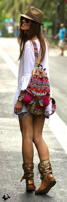 ➳➳➳☮ American Hippie Bohemian Boho Feathers Gypsy Spirit Style ~ Look Hippie Chic, Style Hippie Chic, Stile Boho Chic, Look Boho Chic, Boho Mode, Boho Styl, Estilo Hippy, Mode Hippie, Estilo Hippie