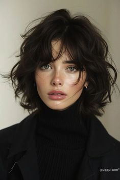 Hairstyles for Medium Length Hair: 2024 Trends Haircuts For Circle Faces, Short Hair Circle Face, Circle Face Hairstyles, Dutch Barge, Dutch Fashion, Short Hair Model, Hair Inspiration Short, 90s Hairstyles, Short Wavy