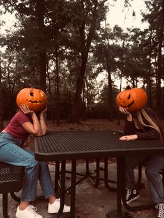 Fall Photoshoot Ideas Friends, Pumpkin Photo Shoot, Pumpkinhead Photoshoot, Spooky Photo Shoot, Pumpkin Pics