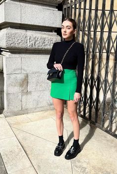 Green Wool Skirt Outfit, Green Tweed Skirt Outfit, Bright Green Skirt Outfit, Green Mini Skirt Outfit Winter, Short Green Skirt Outfit, Green Short Skirt Outfit, Green Leather Skirt Outfit, Outfit Mocasines, Green Mini Skirt Outfit