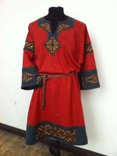 Red wool tunic decorated with quilted cut work bands and placket. Beautiful enough for a lady, but tis man's garb. Celtic Tunic, Mens Garb, Viking Tunic, Medieval Garb