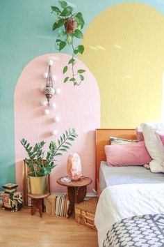 Toutes les semainesfaites le plein d'idées déco pour créer un intérieur qui vous ressembleAu programme cette semainede la couleur et 4 manières différentes dans mettre dans votre Home Sweet Home. Deco Pastel, Casa Vintage, Pastel Room, 아파트 인테리어, Bed Room, Interior Design Trends, New Room, Girl Room, Bedroom Wall