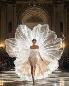 Met Gala Designs, Cool Clothes Design, Flower Fashion Design, Modeling Dresses, Extravagant Dresses, Fall Outfits Trendy, Fashion Textiles, Floral Creations, Runway Fashion Couture