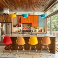 Vibrant mid-century modern kitchen with bold pops of color against a backdrop of sophisticated neutrals and natural wood tones4 1950 Kitchen, Cluttered Kitchen, Trendy Kitchen Design, Kitchen Looks, Kitchen Guide, Warm Wood Tones, Home Edit