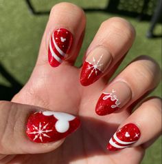 Disney themed nails for all occasions and seasons Christmas Nails Polar Express, Christmas Nails Mickey Mouse, Gold Red Christmas Nails, Mickey Gingerbread Nails, Disney Red Nails, Simple Christmas Disney Nails, Disney Nails Glitter, Tacky Christmas Nails, Disney Xmas Nails