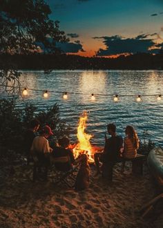 26 Camping Setup Ideas: Gearing Up for the Great Outdoors | Fall camping ideas | Winter camping setup, camping hacks camping gadgets with friends couples Beach Camping Photography, Camping Photography Friends, Roadtrip Tips, Camp Read, Spring Camping, Camping Set Up, Fall Camping