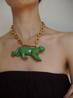 El collar Cleo presenta una pantera en cerámica esmaltada modelada a mano por ceramistas de Talavera de la Reina en España, montada en una cadena gruesa de acero inoxidable. Nos encanta usarlo sobre una camiseta básica de algodón para elevar un outfit de día. Collar Verde, Chunky Chain Necklaces, Necklace Green, Ceramic Jewelry, Green Necklace