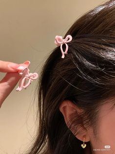 Head Accessories Aesthetic, Pink Girly Things Accessories, Hair Clips Aesthetic, Kawaii Hair Clips, Hair Tie Accessories, Clip Hairstyles, Hair Accessories Clips, Pink Girly Things, Girly Accessories