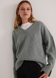 THE WILLIAM SWEATER Grey Sweater Outfit, Smart Casual Women Outfits, Jenna Fischer, Gray Cashmere Sweater, Smart Casual Women, French Girl Chic, Womens Fashion Inspiration, Grey Knit Sweater, Fall Skirts