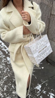 Luxury Winter Outfits, Winter Outfit Ideas Aesthetic, Old Money Winter, Chic Winter Coat, Ski Outfits, Outfit Ideas Aesthetic, Abaya Outfit, Winter Coat Outfits, Fall Outfit Inspiration