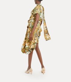 Our Baroness Bib dress showcases a buttoned front made of Austrian raw wood and a distinctive double-layered skirt design. Featuring a soft standing collar that seamlessly transitions into a playful scarf detail, this dress is crafted from double-sided printed viscose adorned with our iconic "Jungle" artwork, which first debuted in the Spring-Summer 2015 runway collection. Jungle Artwork, Giraffe Print Dress, Bib Dress, Luxury V-neck Dress With Abstract Print, Bohemian V-neck Mini Dress With Vibrant Print, Jungle Print, Black Zebra Print V-neck Dress, Short T Shirt, Chic Zebra Print V-neck Dress