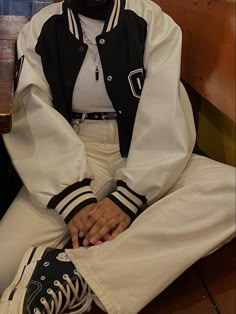 Varsity Jacket Outfit Women Aesthetic, Verity Jacket Outfit, Baggy Varsity Jacket Outfit, Varisty Jacket Outfit Girl, Grunge Varsity Jacket, Black And White Letterman Jacket Outfit, How To Style Baseball Jacket, Ootd Jaket Baseball, White Leather Jacket Outfit Aesthetic