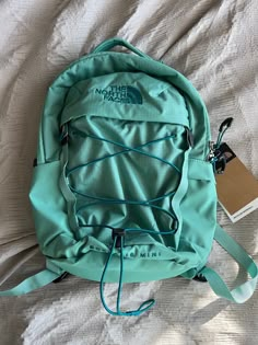 Cute Backpacks Aesthetic, Bookbag Aesthetic, The North Face Backpack, Backpack Essentials, Commuter Backpack, Camping Aesthetic, College Backpack, Granola Girl, In My Bag