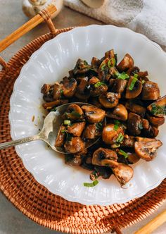 Braised Mushrooms (Chinese-Style!) - The Woks of Life Jamur Kancing, Italian Side Dishes, Lemon Chicken Thighs, Mushroom Side Dishes, Stuffed Mushrooms Easy, Wok Of Life, Mushroom Dish, Clean And Delicious, Butter Pasta