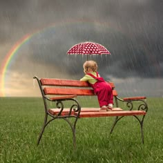 a child sitting on a bench with an umbrella over their head and the words, quem dessia ver o arco - iriss