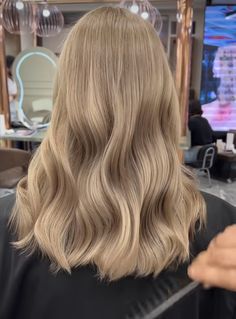 Neutral Level 8 Hair Color, Blonde Neutral Hair, Milk Beige Hair Color Short Hair, Neutral Ash Blonde Hair, Soft Dark Blonde Hair, Natural Blonde Hairstyles, Taylor Swift Hair 2023, Beige Blonde Hair Short, Bronze Creamy Blonde Hair