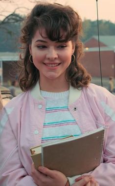 Madelyn Cline Stranger Things, Tina Stranger Things, 80s Womens Hair, 80s Hair And Makeup, 80s Haircuts, 80s Hair Styles, 80’s Hair, Friends Squad, 80's Hairstyle