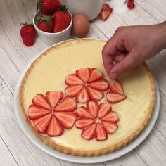 Fleurs de fraises, la recette en vidéo par Chefclub Food Videos Desserts, Ice Cream Recipes, Easy Cake, Easy Baking, Creative Food, Easy Desserts, Cake Desserts, Party Food, Strawberries